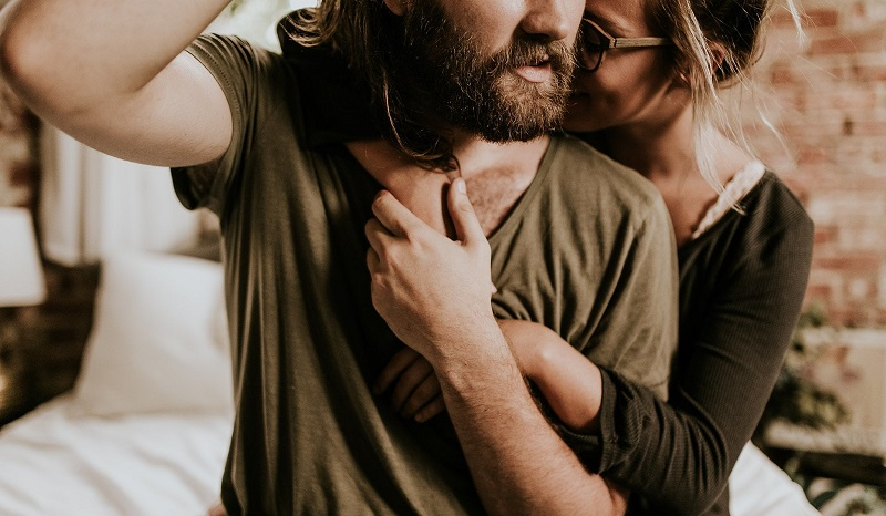 Les hommes tomberaient amoureux plus vite que les femmes, mais mettraient  plus de temps à l’avouer | So Busy Girls