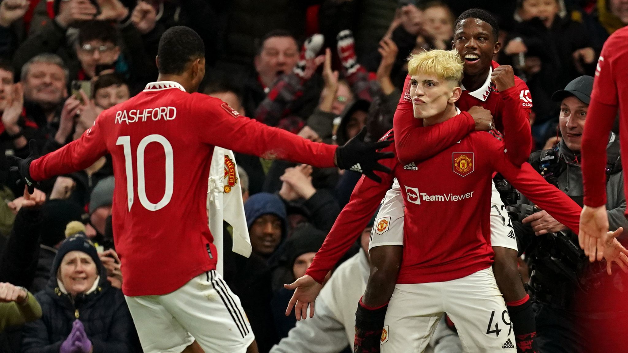 Manchester United progress to FA Cup quarter final despite early scare