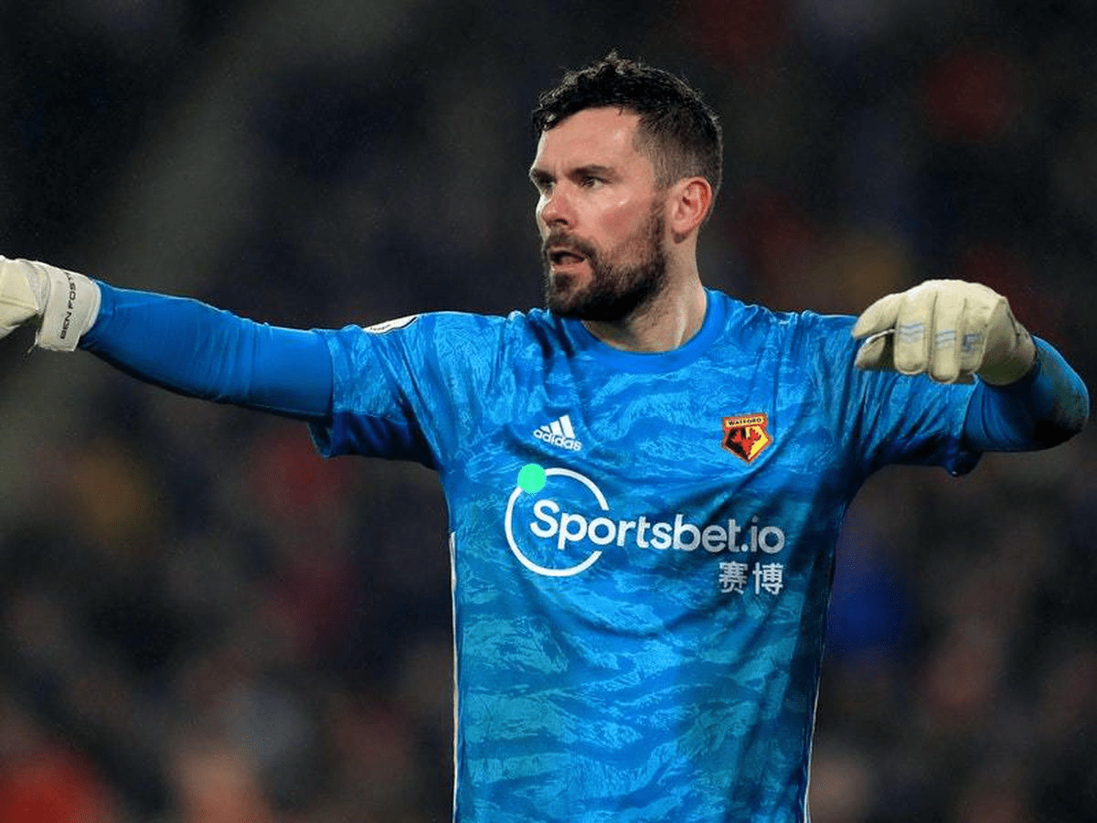 Why do goalkeepers wear different kits Soccer Noise