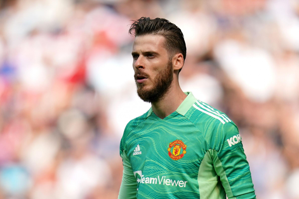 Why do goalkeepers wear different kits Soccer Noise