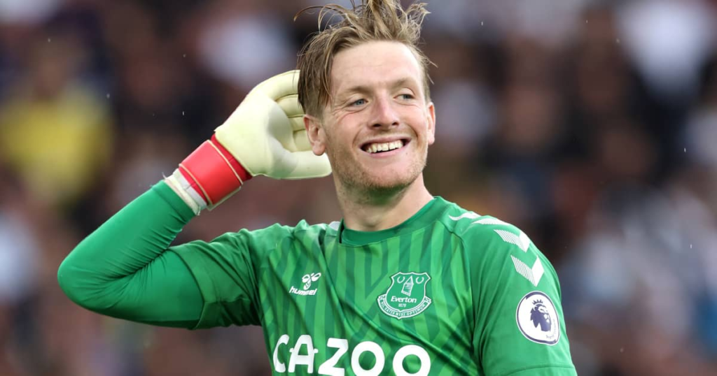 Why do goalkeepers wear different kits Soccer Noise