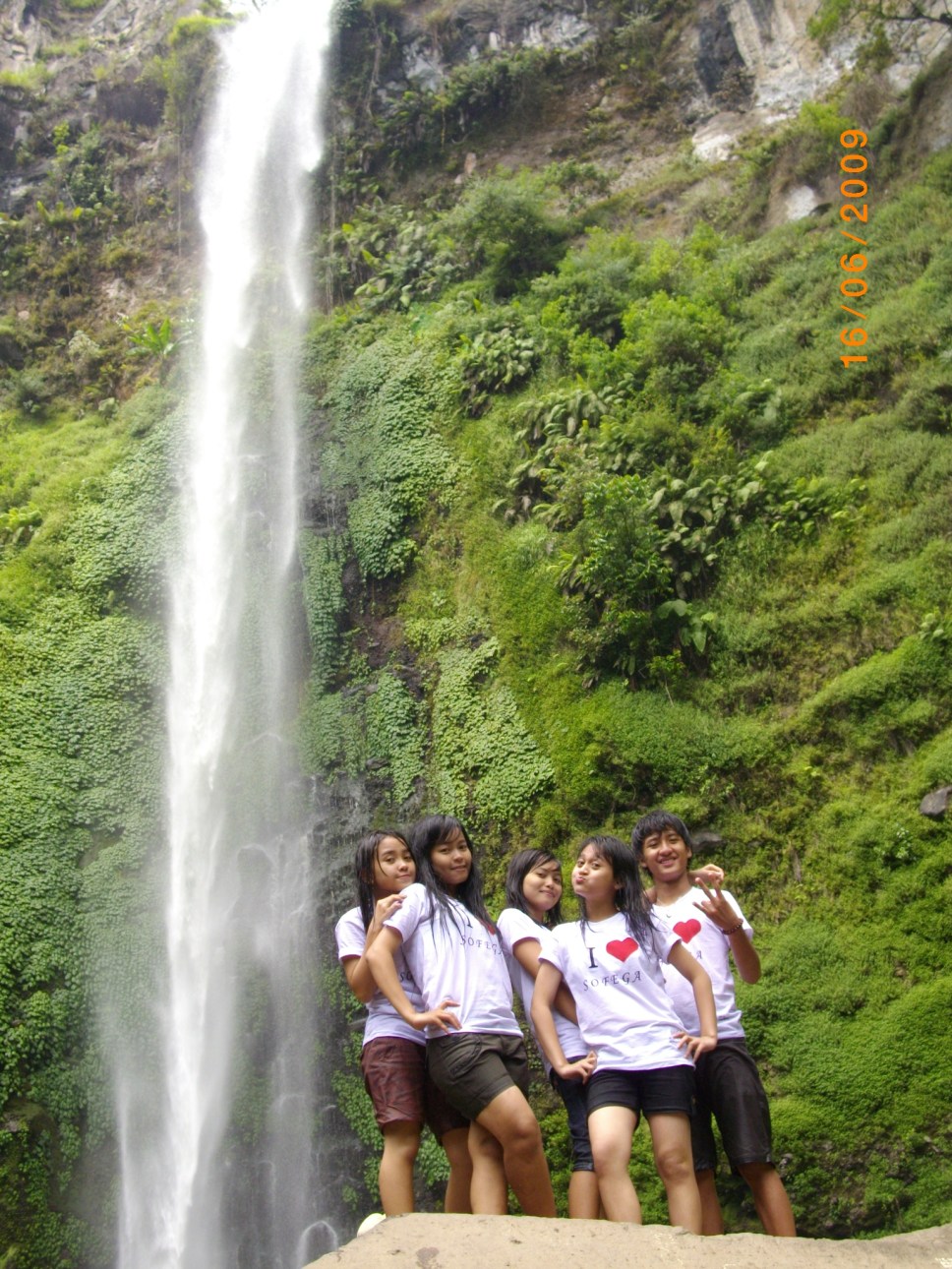penampakan hantu di air terjun ( sebelah kanan ) SOFEGA Always Together