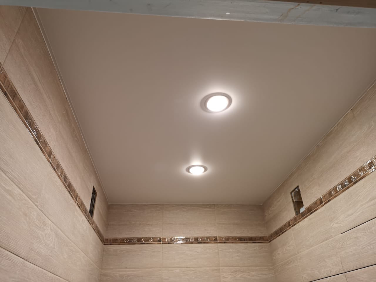 Одноуровневый белый матовый натяжной потолок в ванную