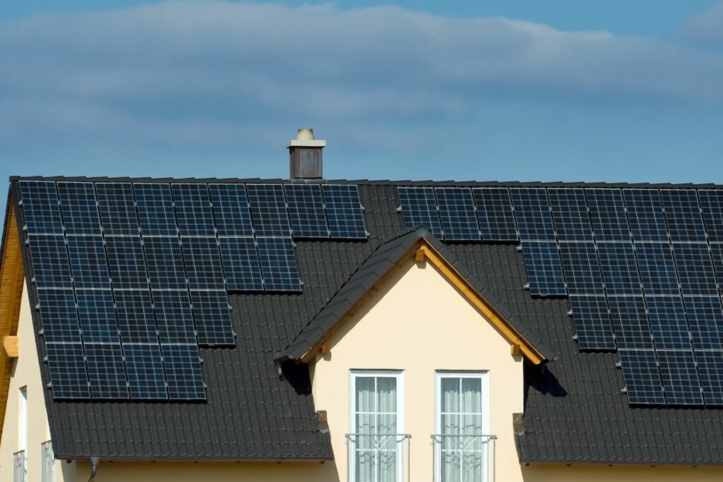 Can Moonlight Power Solar Panels [Experts' Facts, Tips & FAQs]