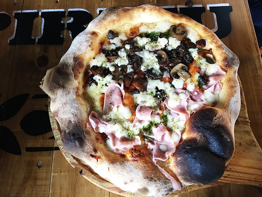 Al corte, pizza y birra en Bariloche Sólo por Gusto