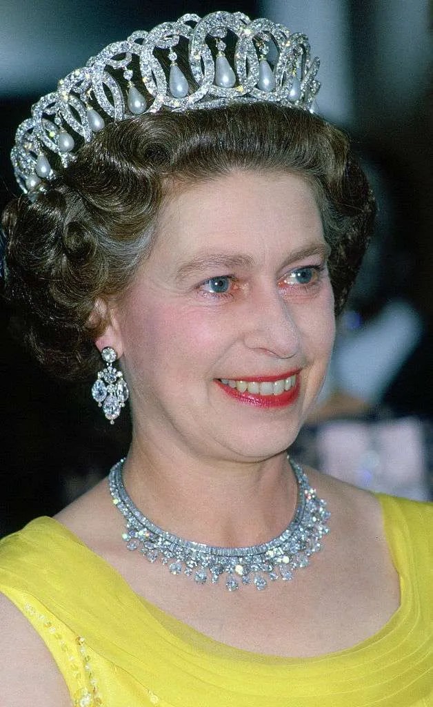 Why did Queen Elizabeth always wear pearls? Something About Rocks