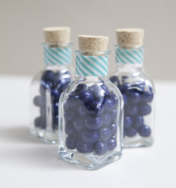 Check out these adorable diy candy wedding favors in mini jars!