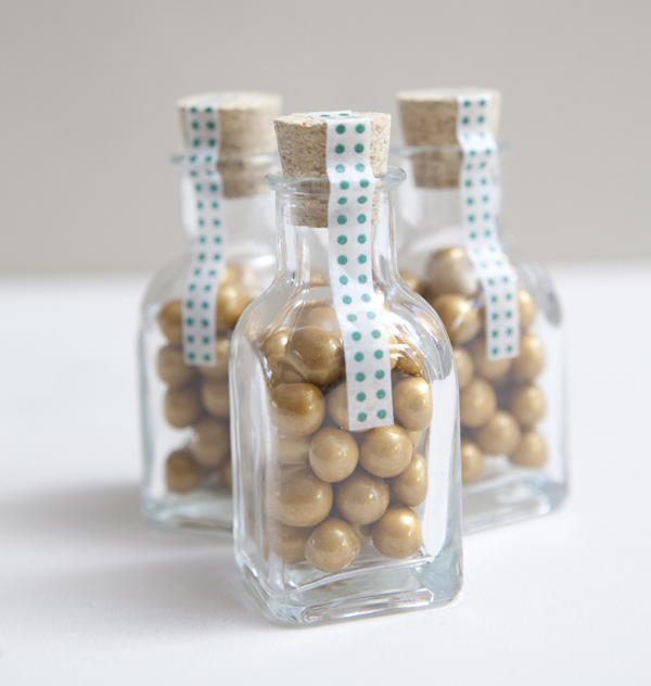 Check out these adorable diy candy wedding favors in mini jars!