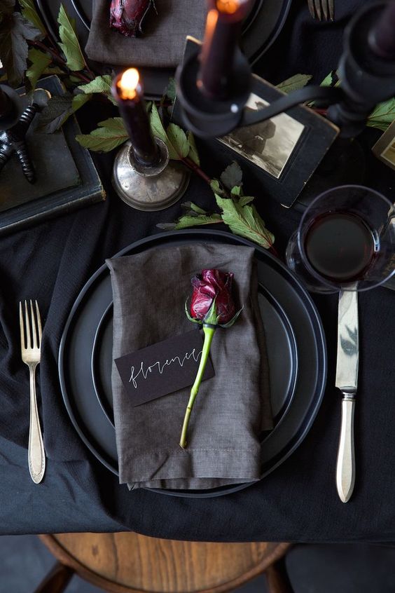 15 Ways You Can Make The "Black Candle" Trend Work For Your Wedding