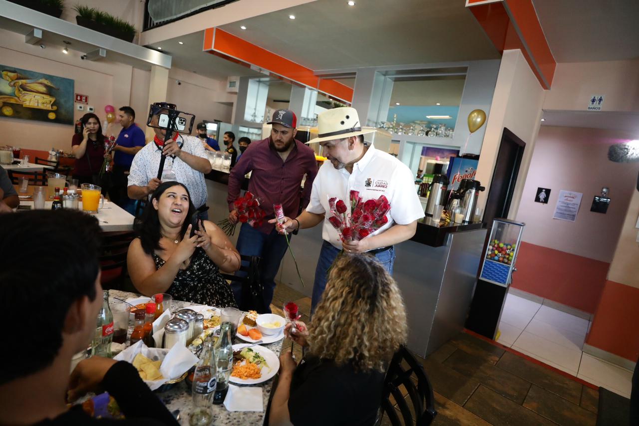 Recorre alcalde restaurantes de la ciudad con entrega de rosas Somos