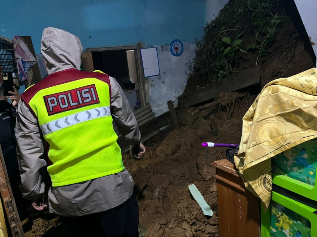 Tragis di Tengah Hujan Deras: Polisi Evakuasi Korban Longsor di Tanjungjaya Tragis di Tengah Hujan Deras: Polisi Evakuasi Korban Longsor di Tanjungjaya