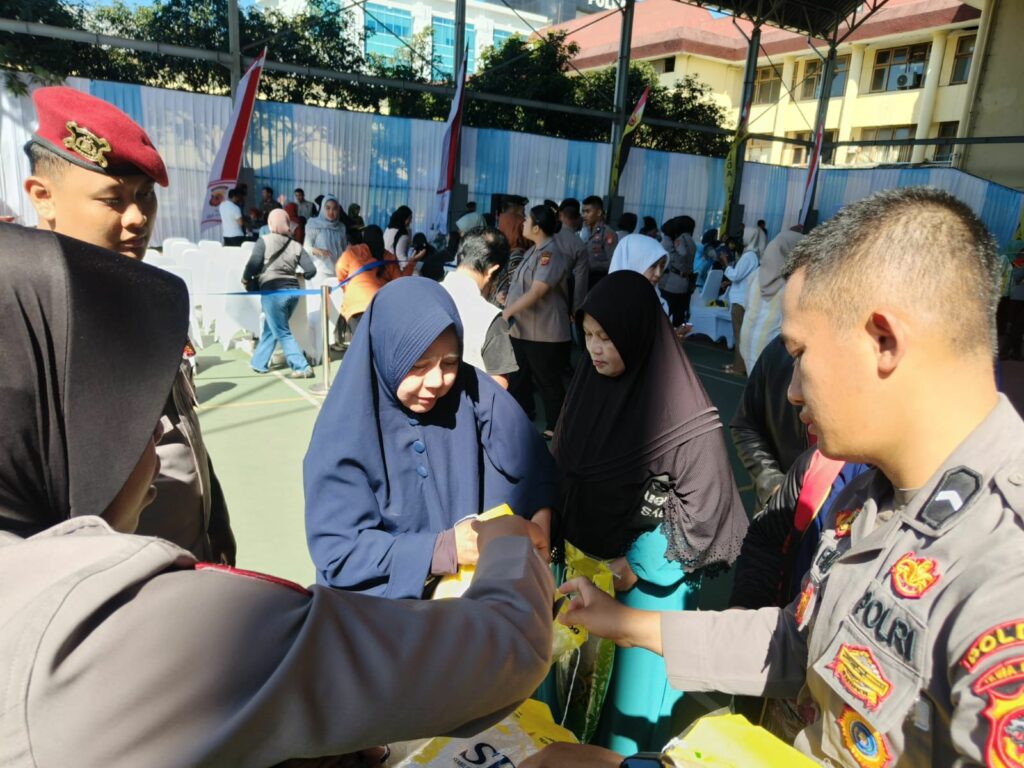 Harga di Bawah Pasar, Emak-Emak Serbu Sembako Murah di Polda Jabar Harga di Bawah Pasar, Emak-Emak Serbu Sembako Murah di Polda Jabar