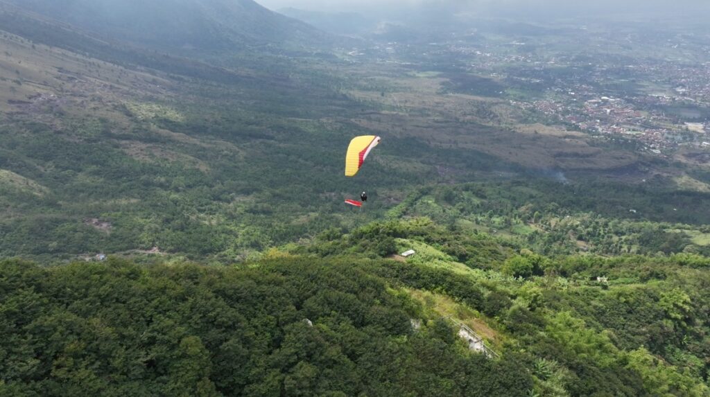 Merah Putih Berkibar di Langit Garut, Polres Garut Terbangkan Semangat Kemerdekaan dari Puncak Gunung Putri Merah Putih Berkibar di Langit Garut, Polres Garut Terbangkan Semangat Kemerdekaan dari Puncak Gunung Putri