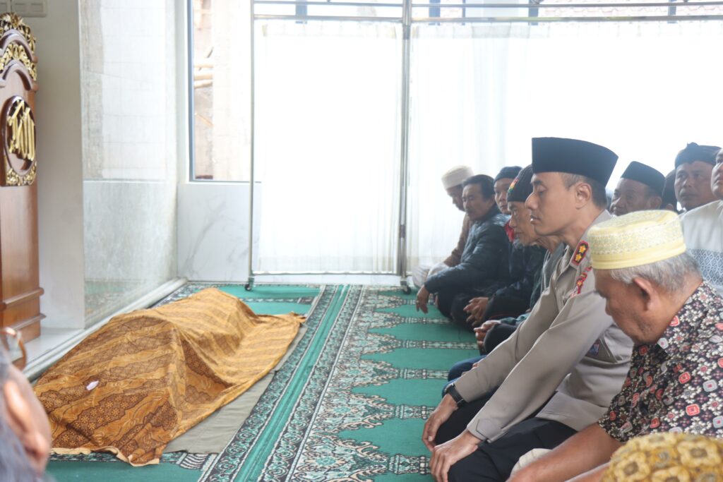 Wujud Kedekatan dengan Ulama, Kapolres Garut Hadiri Takziah Ustadz Yasin Dinar
