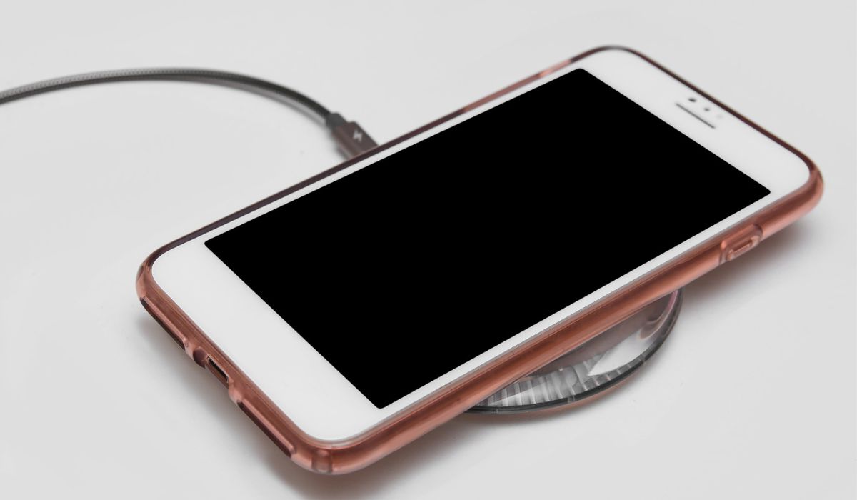 Can You Use A Wireless Charger With A PopSocket? It's Complicated.