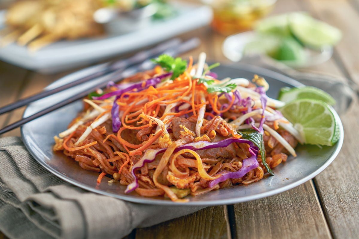 Pad thai • fried rice noodles with chicken and vegetables / SOULFOOD.nl