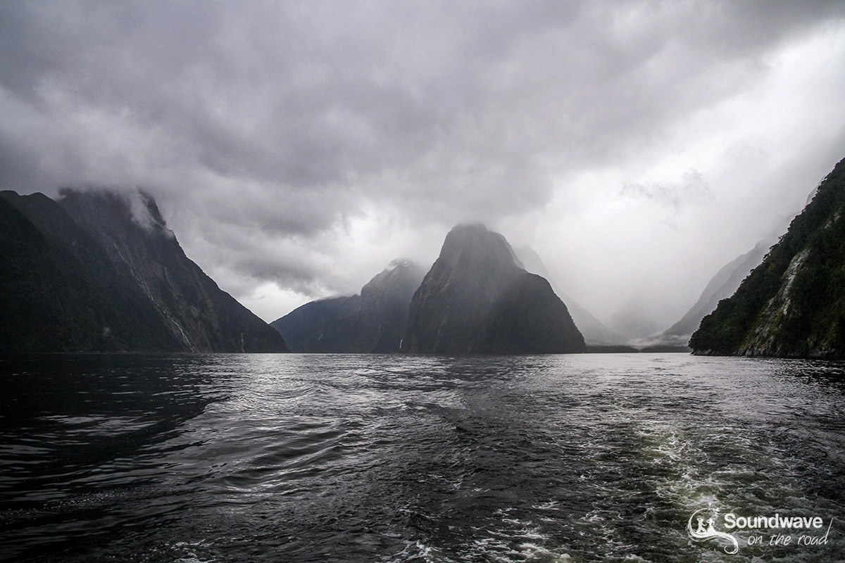 Milford Sound, au cœur d'un fjord en noir et blanc Milford Sound, au cœur d'un fjord en noir et blanc