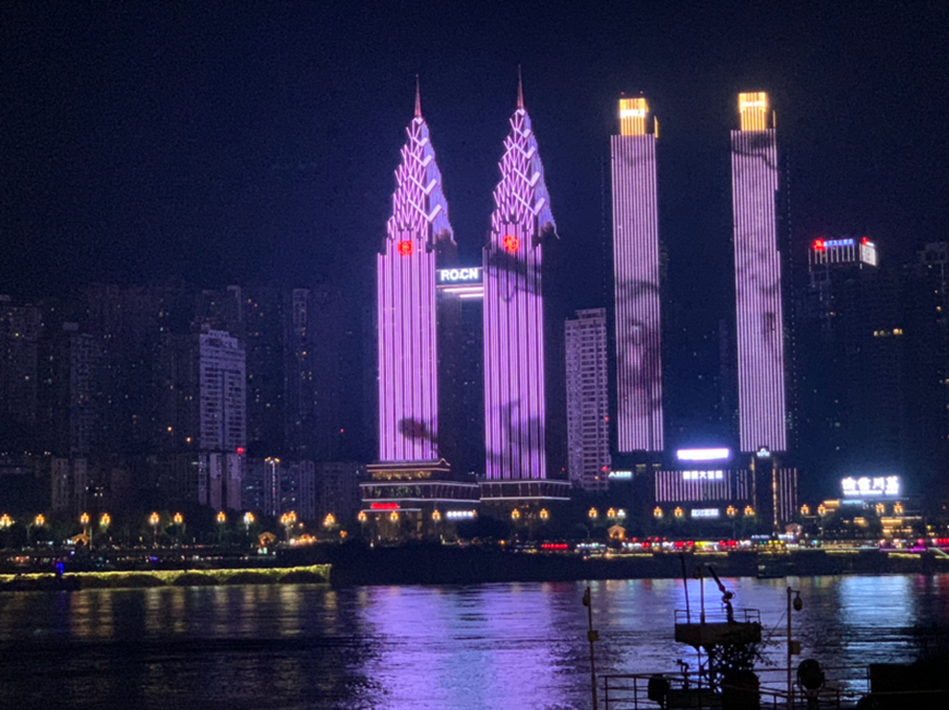 Twin Towers Light Show on Nanbin Road Made Its Debut ichongqing