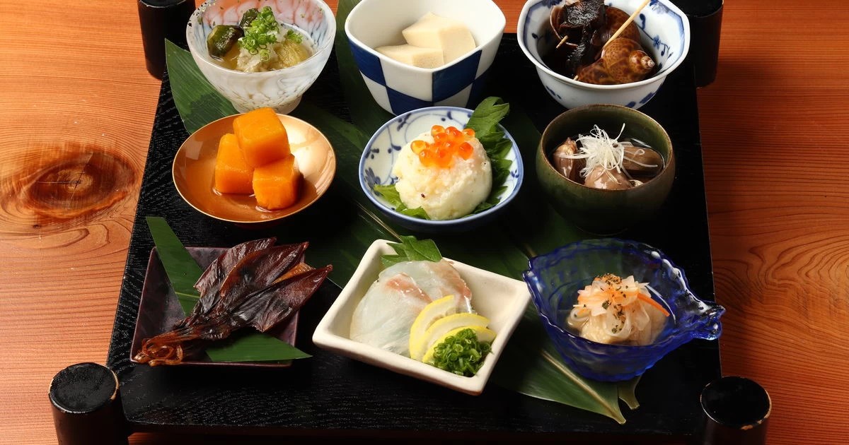 おばんざいの盛り合わせ 三ノ宮で和食と洋食を合わせた至高のレシピで仕上げたお肉料理が味わえます