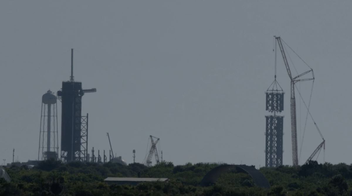 SpaceX adds fourth tower segment to Florida Starship launch pad