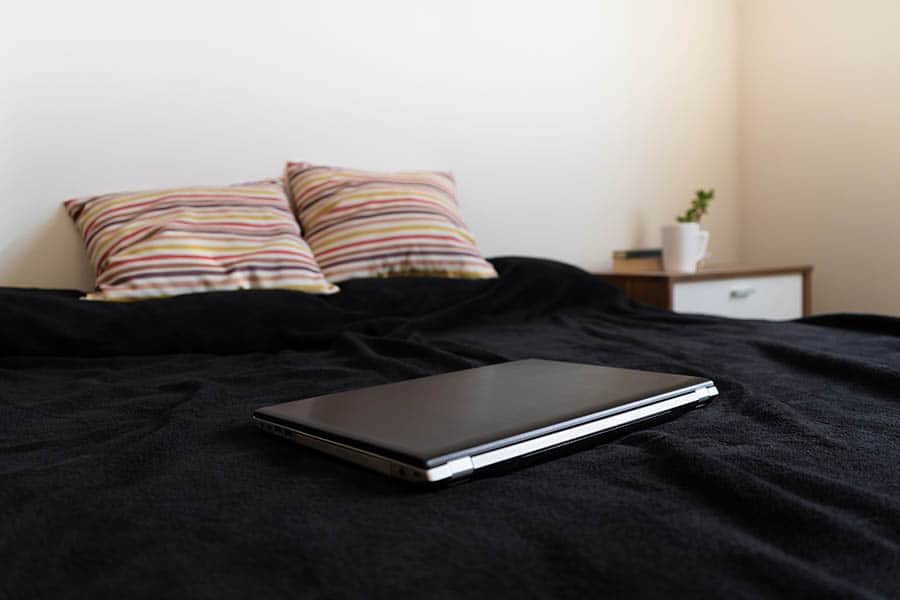 How can I sit comfortably in bed with my laptop? Spacehop