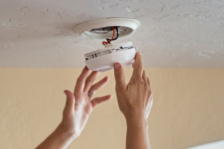 Smoke alarm blinking red - Spacehop