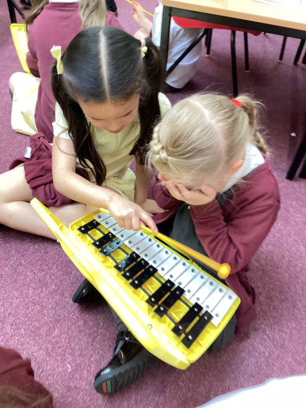 Townfield Primary School 1B Music High and low pitch using a glockenspiel
