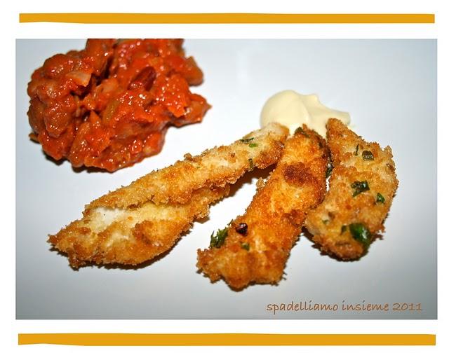 Bastoncini di pollo fritti con salsa al pomodoro piccante Spadelliamo