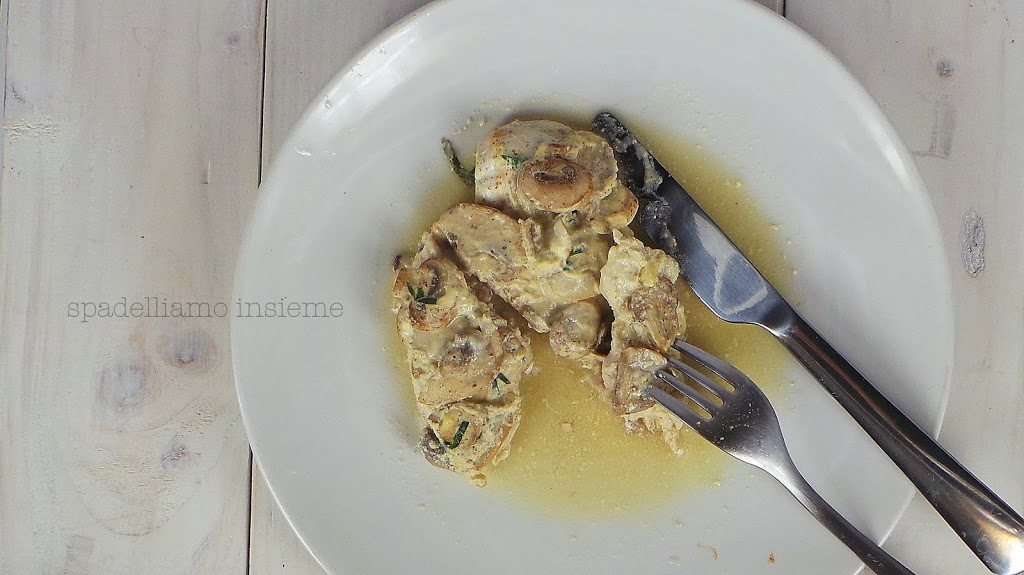 PETTO DI POLLO CON FUNGHI E SALSA ALLA SENAPE AL CARTOCCIO Spadelliamo