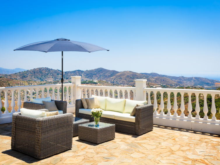 VILLA A 1500m DE LA PLAYA SPAIN REALTY ESTATE