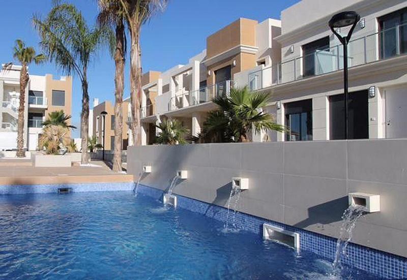 Modern top floor apartment with 2 bedrooms, 1 bathroom, solarium with