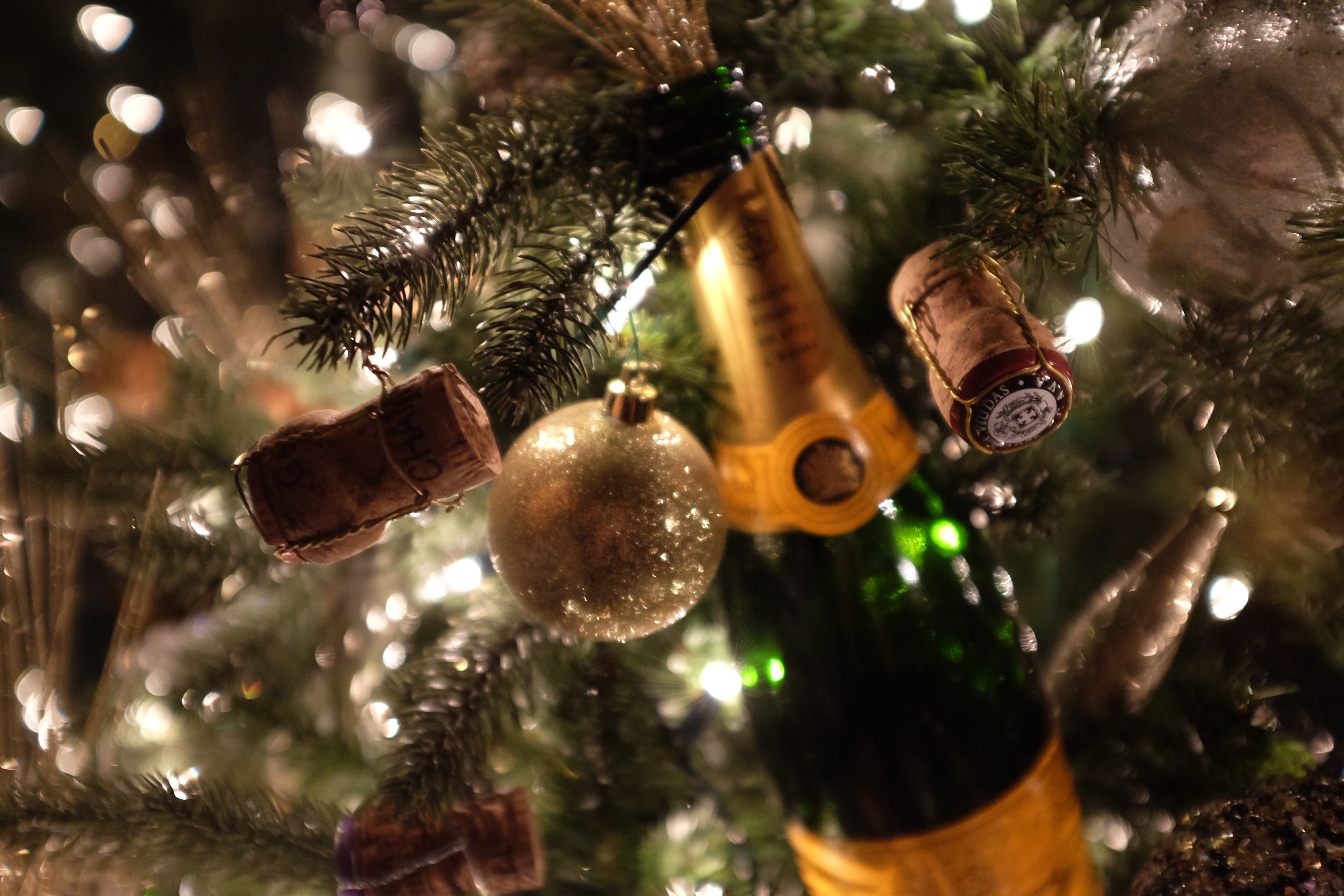 Build your own Champagne Christmas Tree! Sparkling Winos