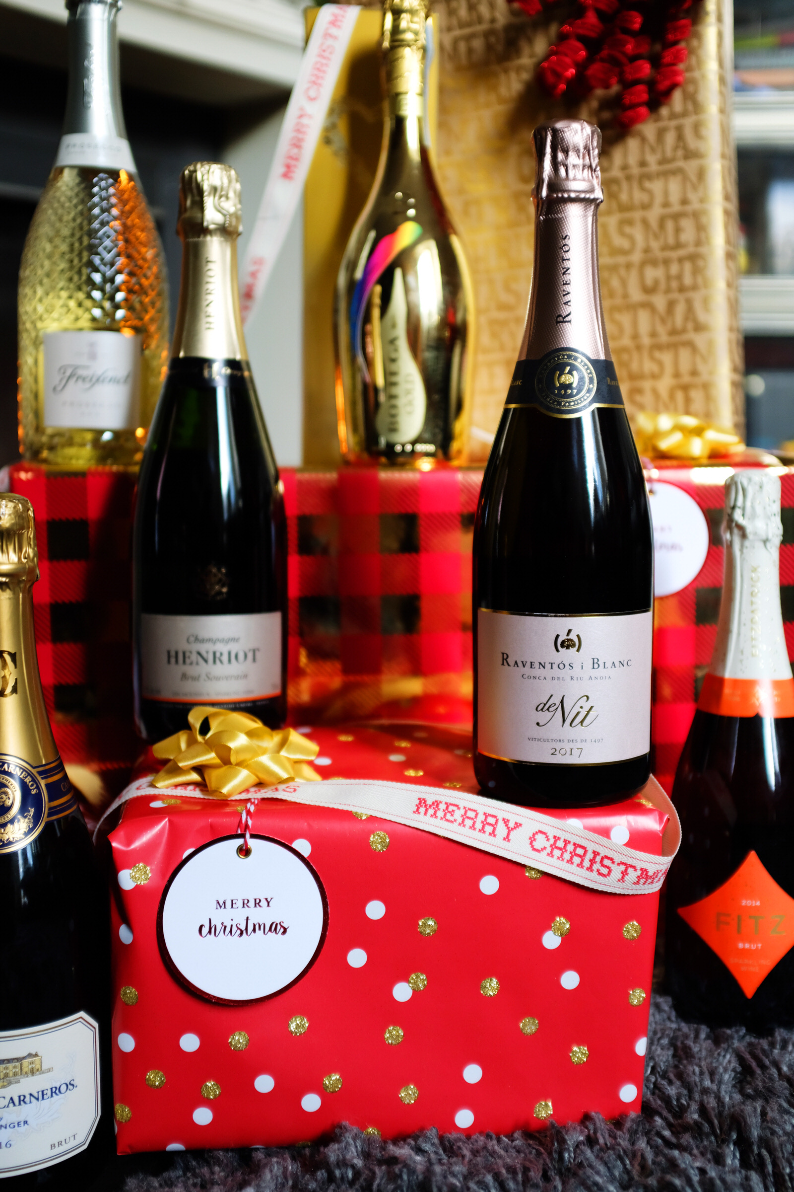 Gifts That Pop Sparkling Winos 2020 Holiday Gift Guide Sparkling Winos