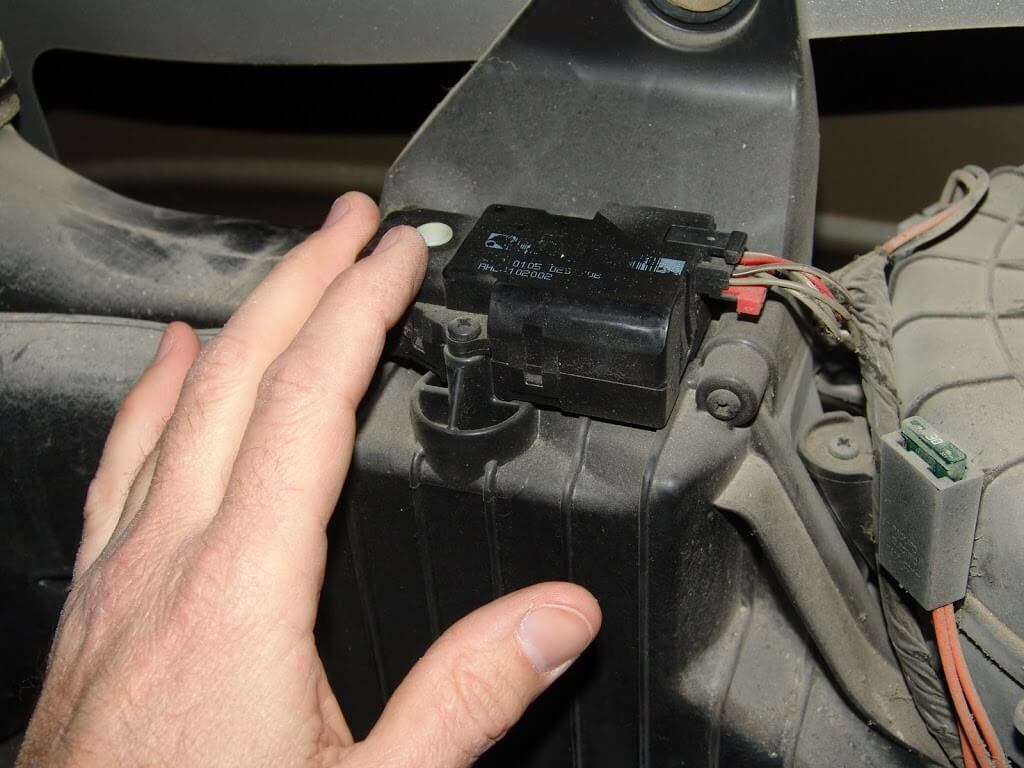 Sparky's Answers - 2003 Chevrolet Trailblazer, Changing ... 2004 saab 93 fuse box location 