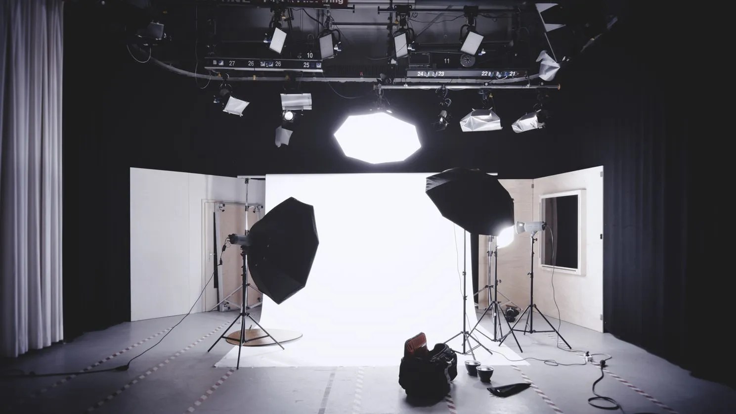 Natural vs Artificial Light in Commercial Photography (Pros and Cons)