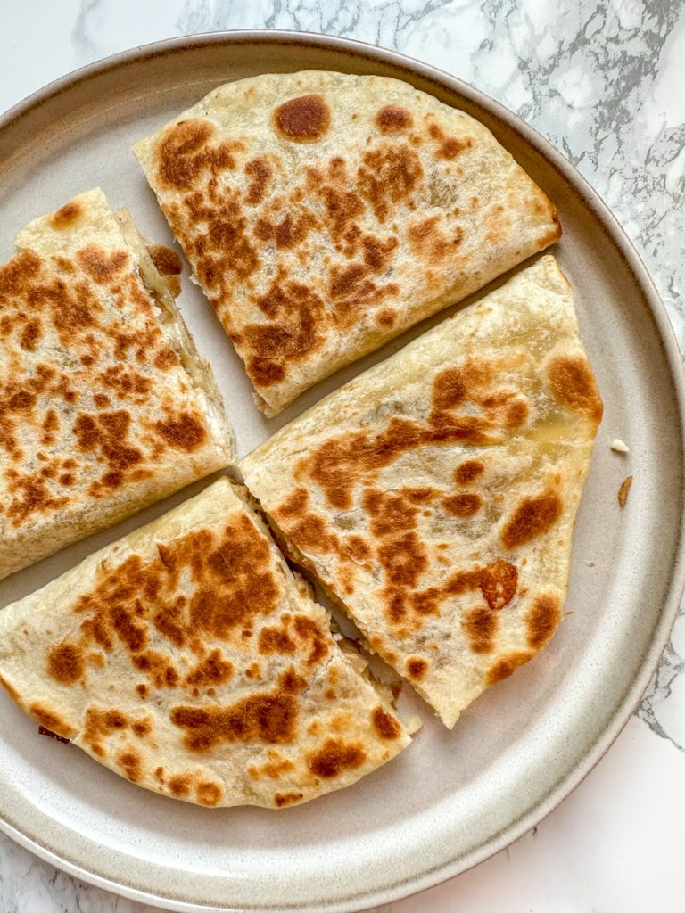 Quesadillas de Pollo (Chicken Quesadillas) Flour Tortillas