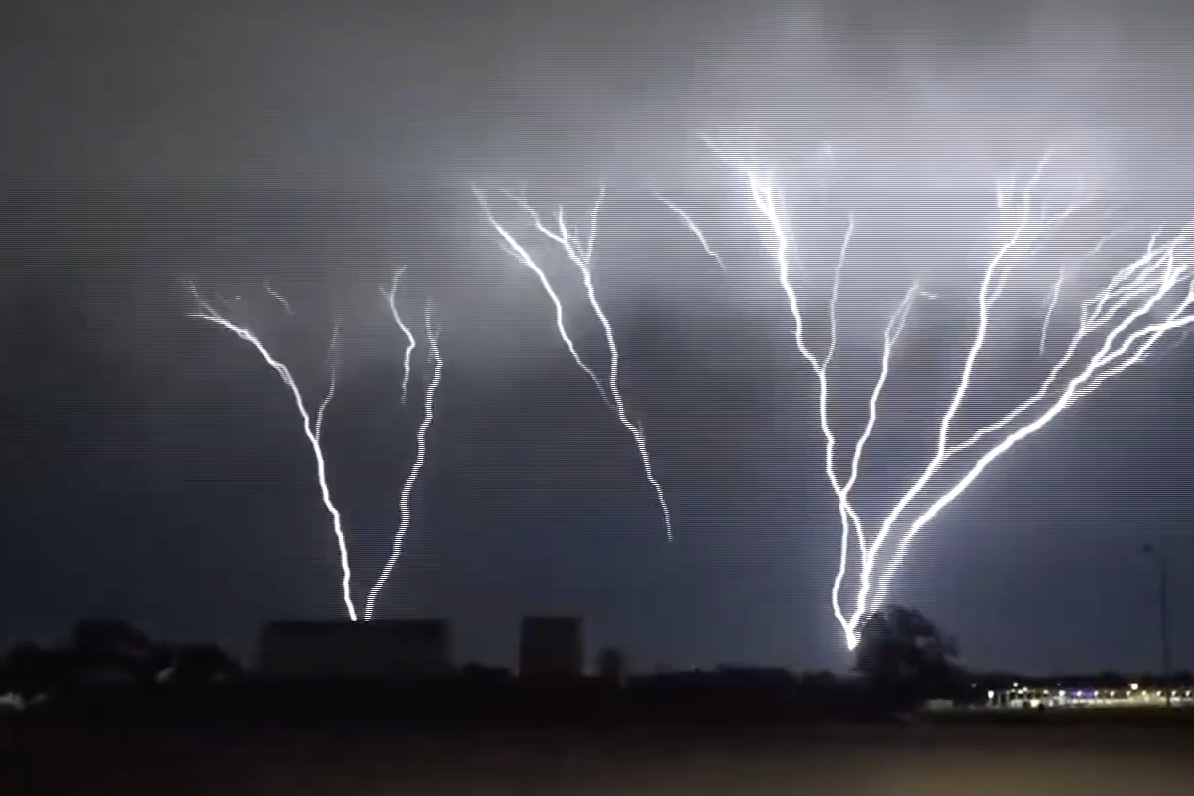 Video Upward Lightning, Wait What.. It Looks Outofthisworld!!