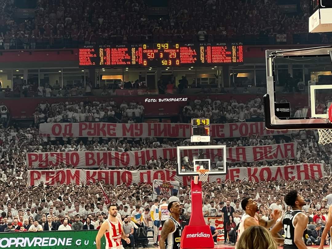 SKANDAL/ Turma thërret në kor “Kosova ëshë Serbi”, tifozët e Crvena Zvezdës shpalosin banerin me