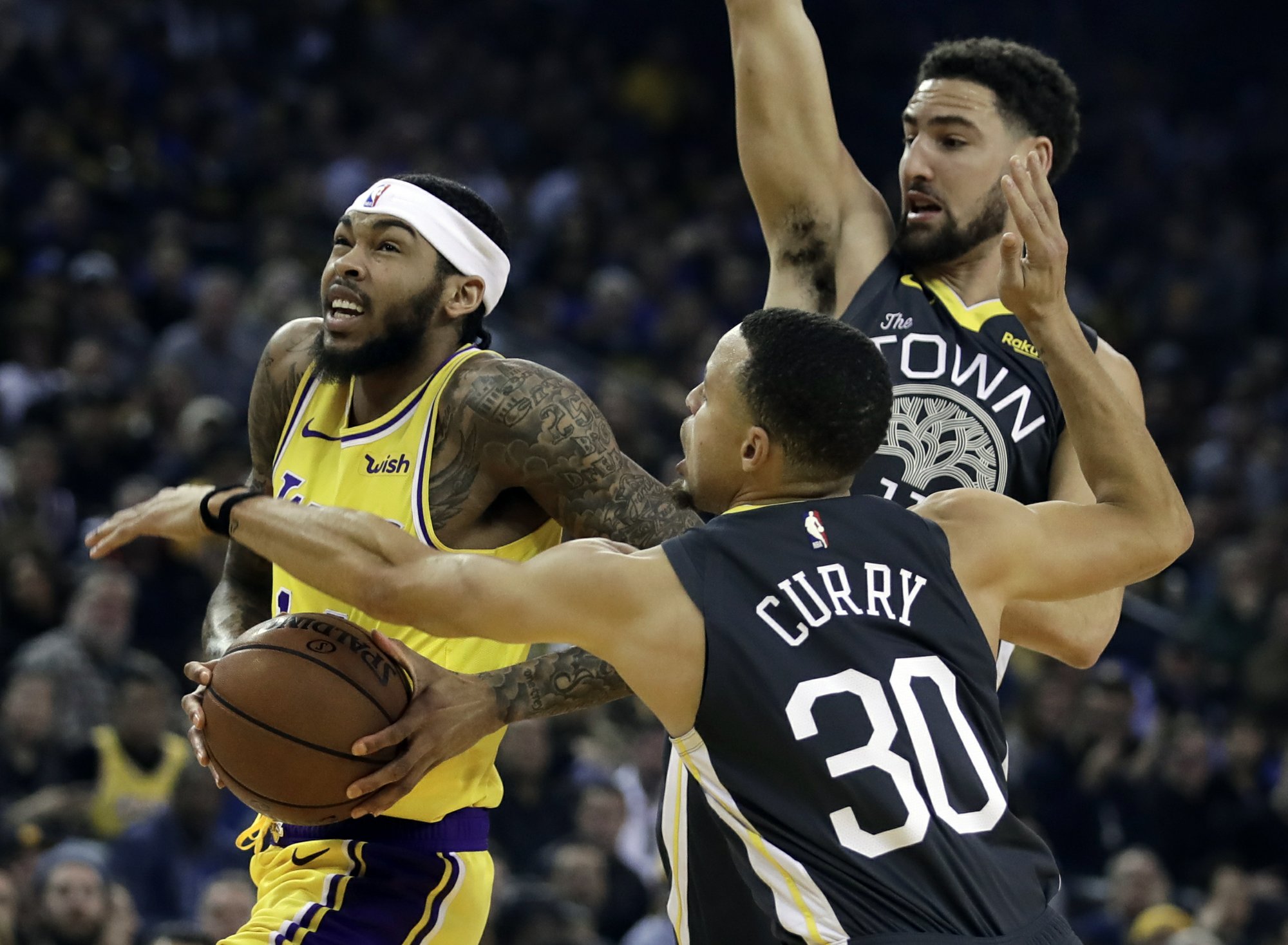 Klay Thompson returns from illness to lead Warriors past Lakers