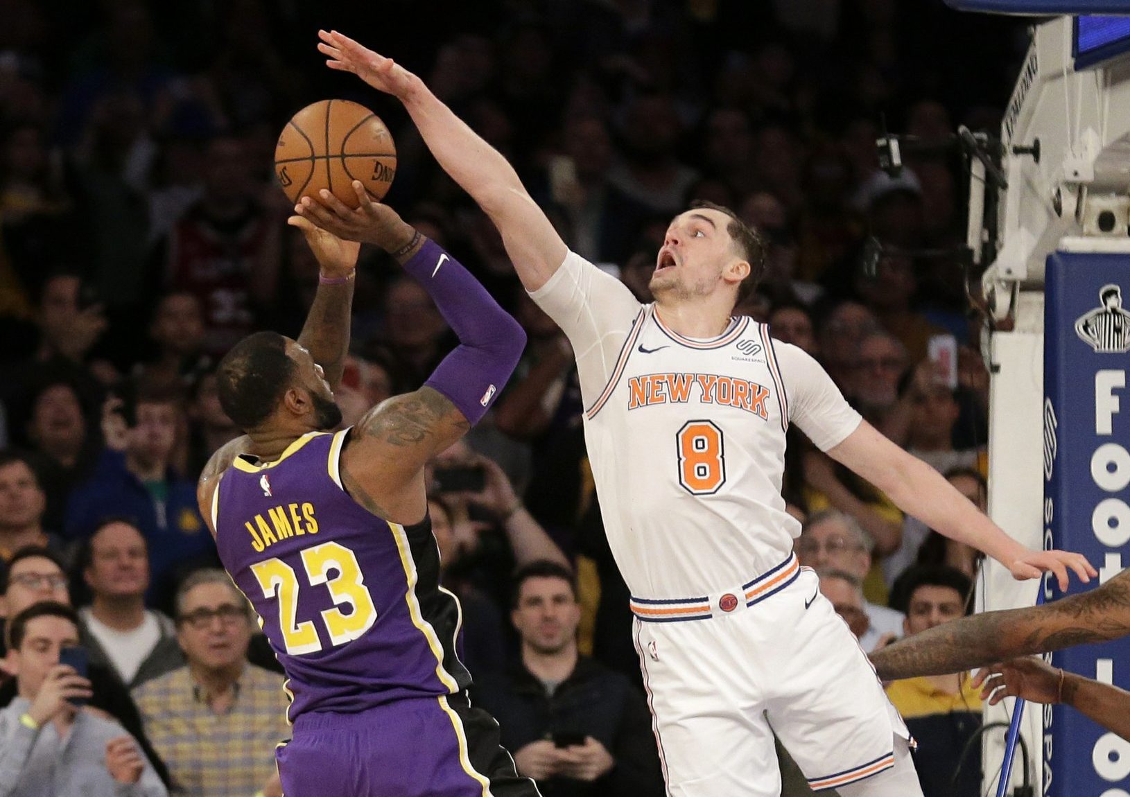 Knicks block LeBron James at the finish, rally to beat Lakers