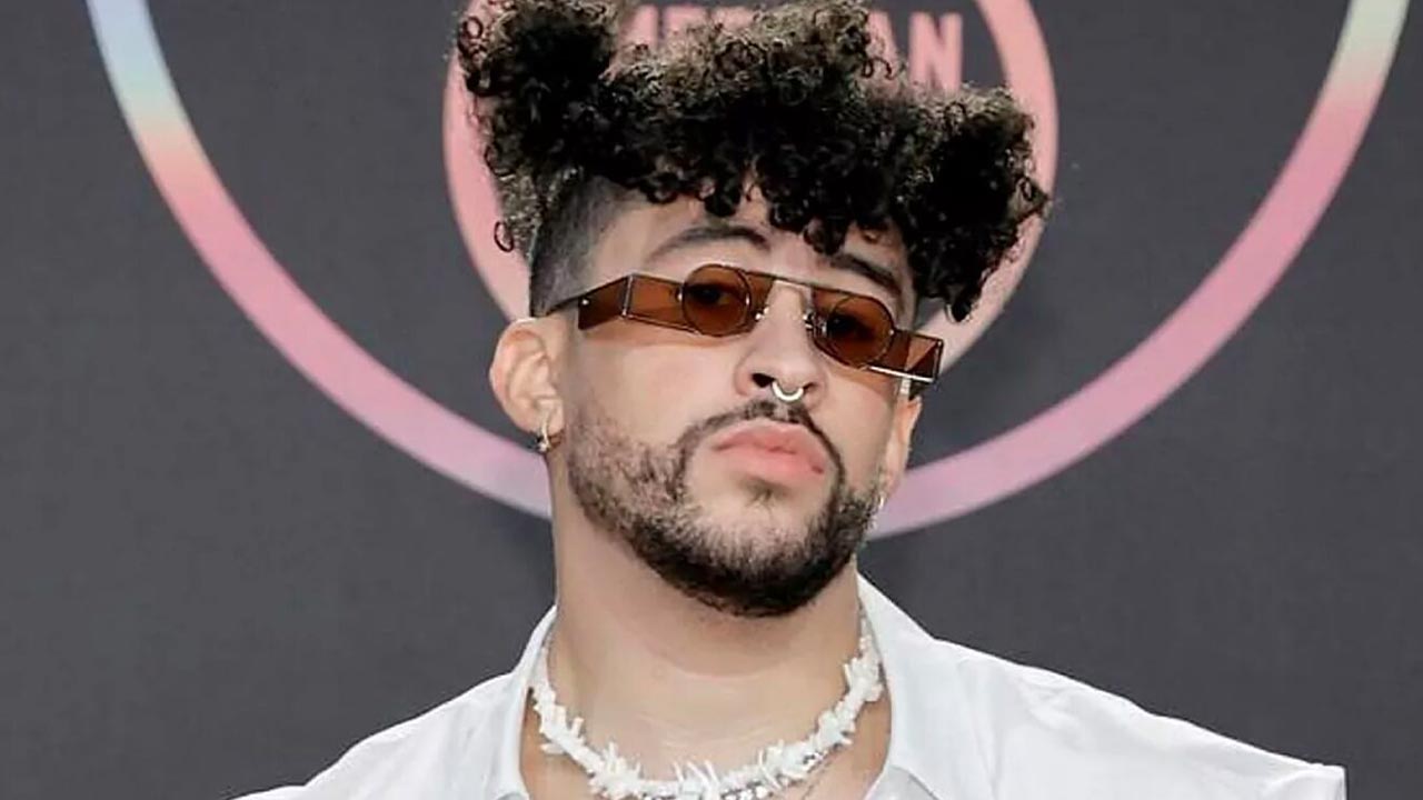 Ojitos Lindos Bad Bunny Lyrics and Video, English, Descargar Bad Bunny Ojitos Lindos NAYAG Spot