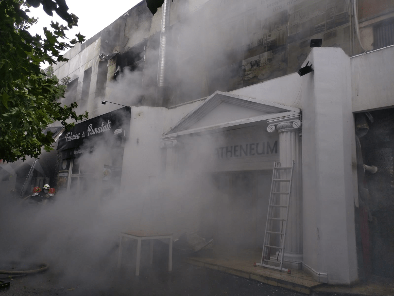 Incendiu puternic la Piata Delfinului din Bucureşti Arde complexul