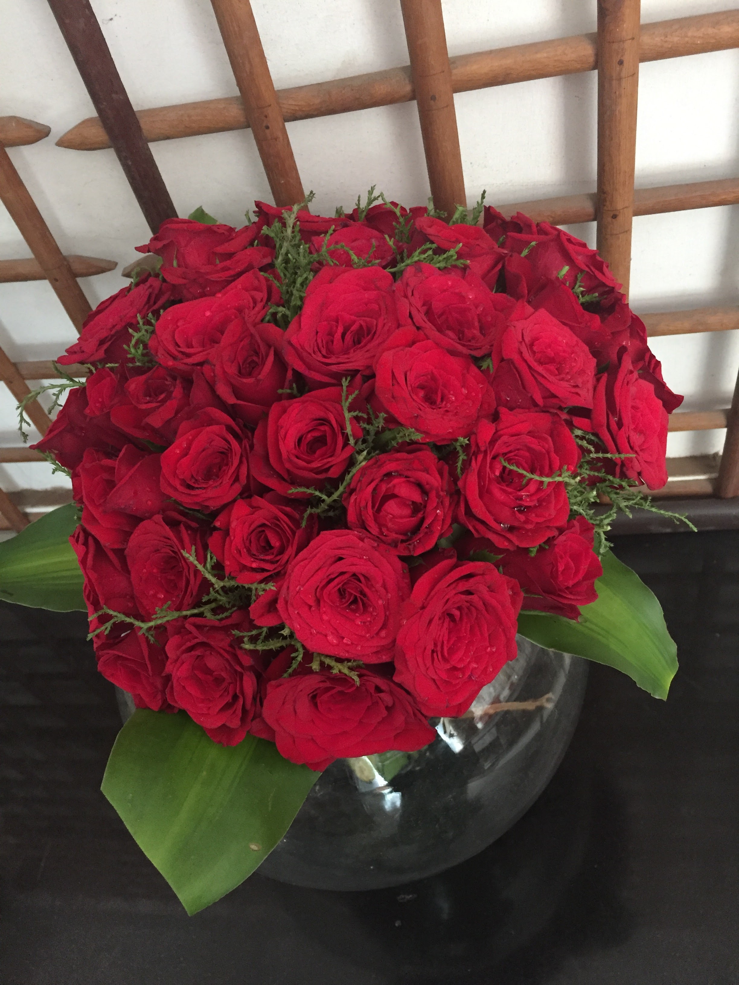 40 Redroses in glass bowl Springbloom