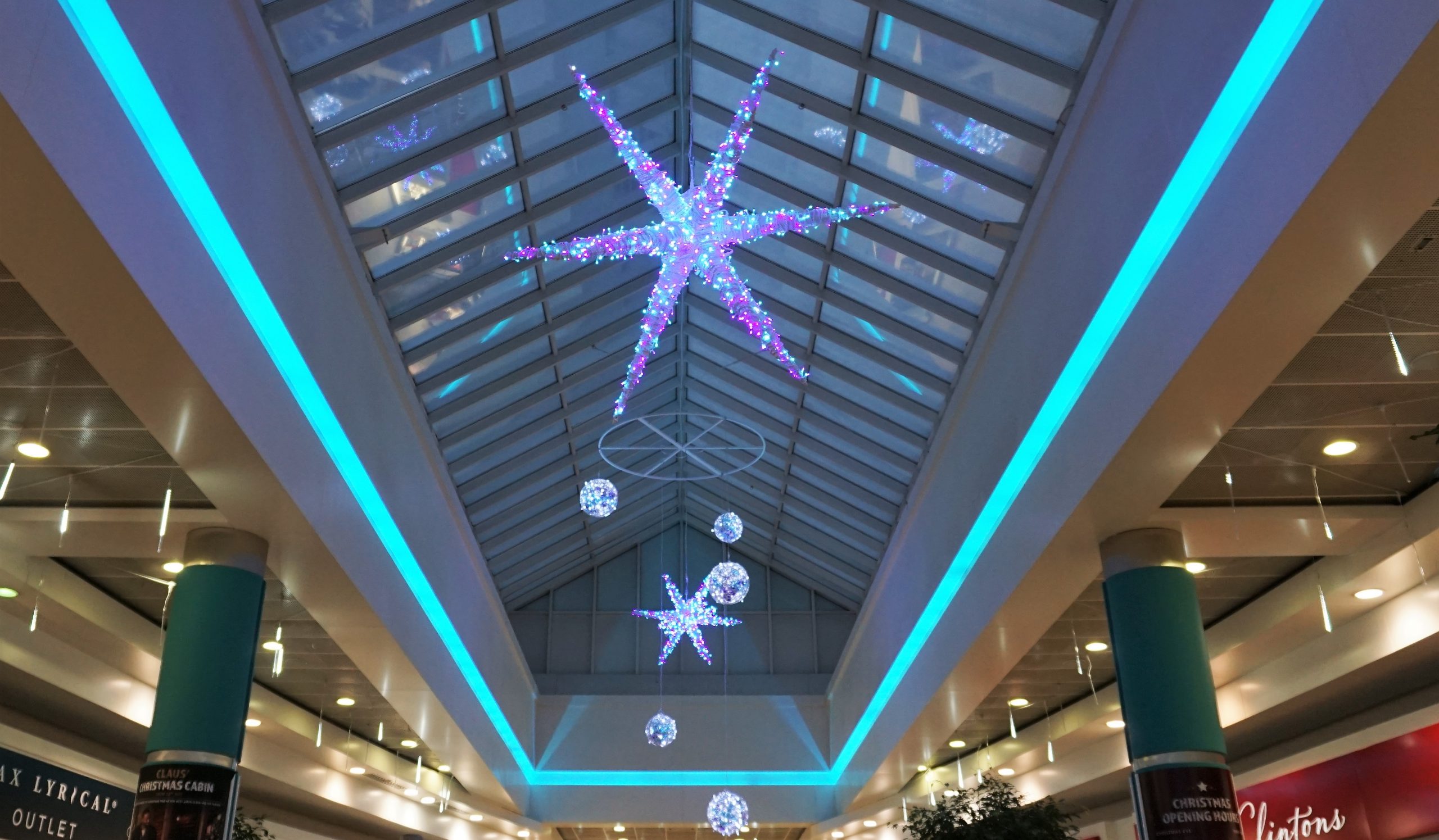 Lowry Outlet Centre Springfield Decorations and Display