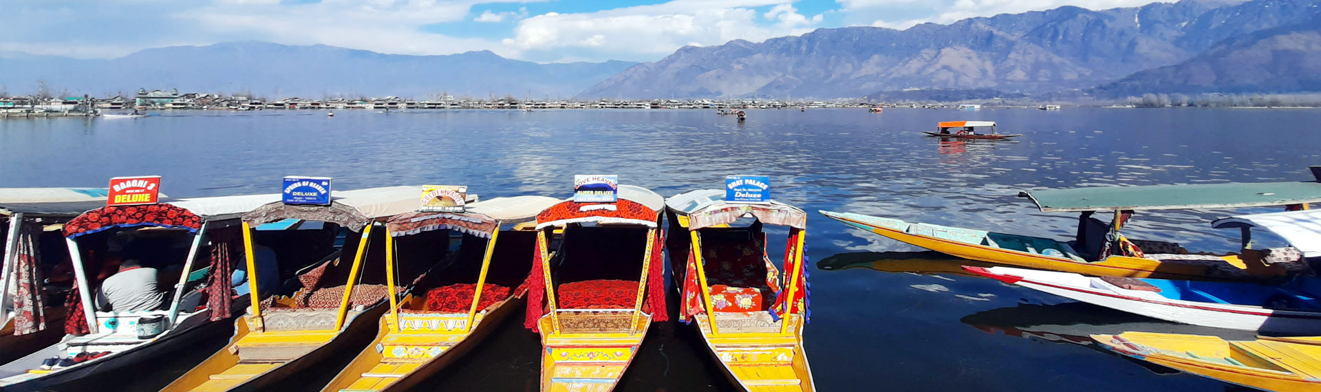 Srinagar Houseboat, Houseboat in Srinagar, Deluxe Houseboat in Dal Lake