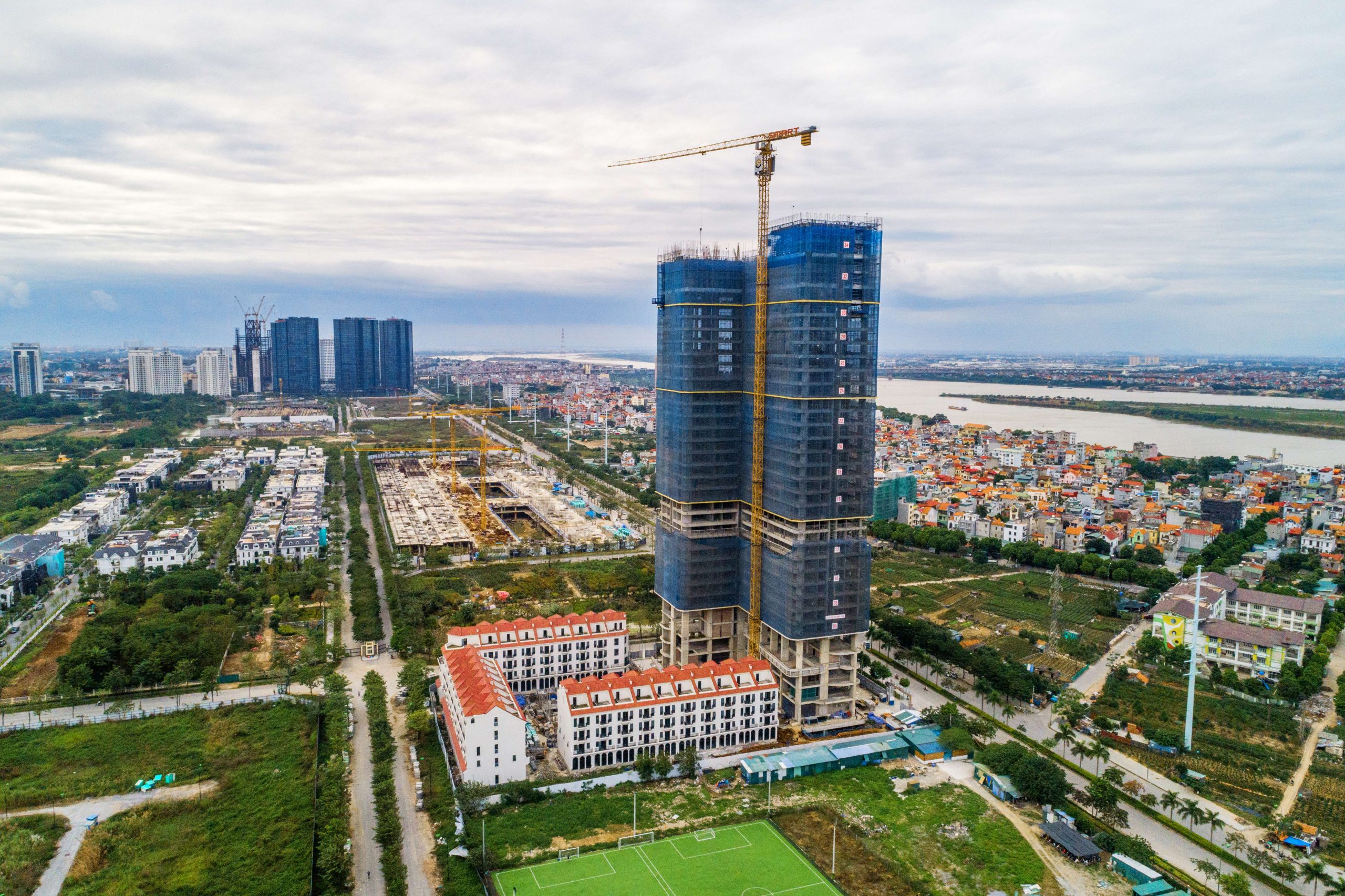 Sunshine Golden River officially topped off, rushing to complete