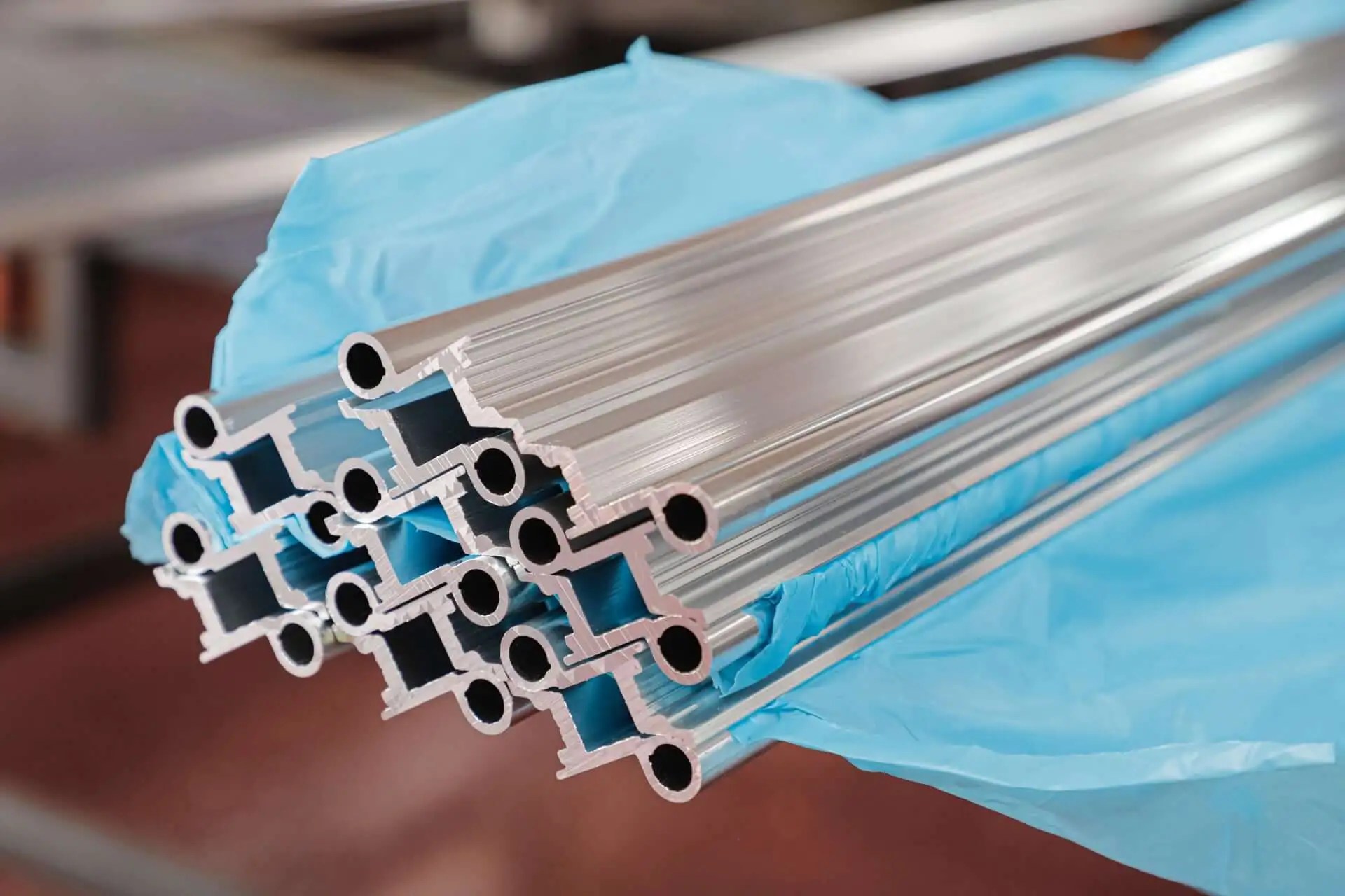 Machining of aluminium profiles Cutting and machining of profiles