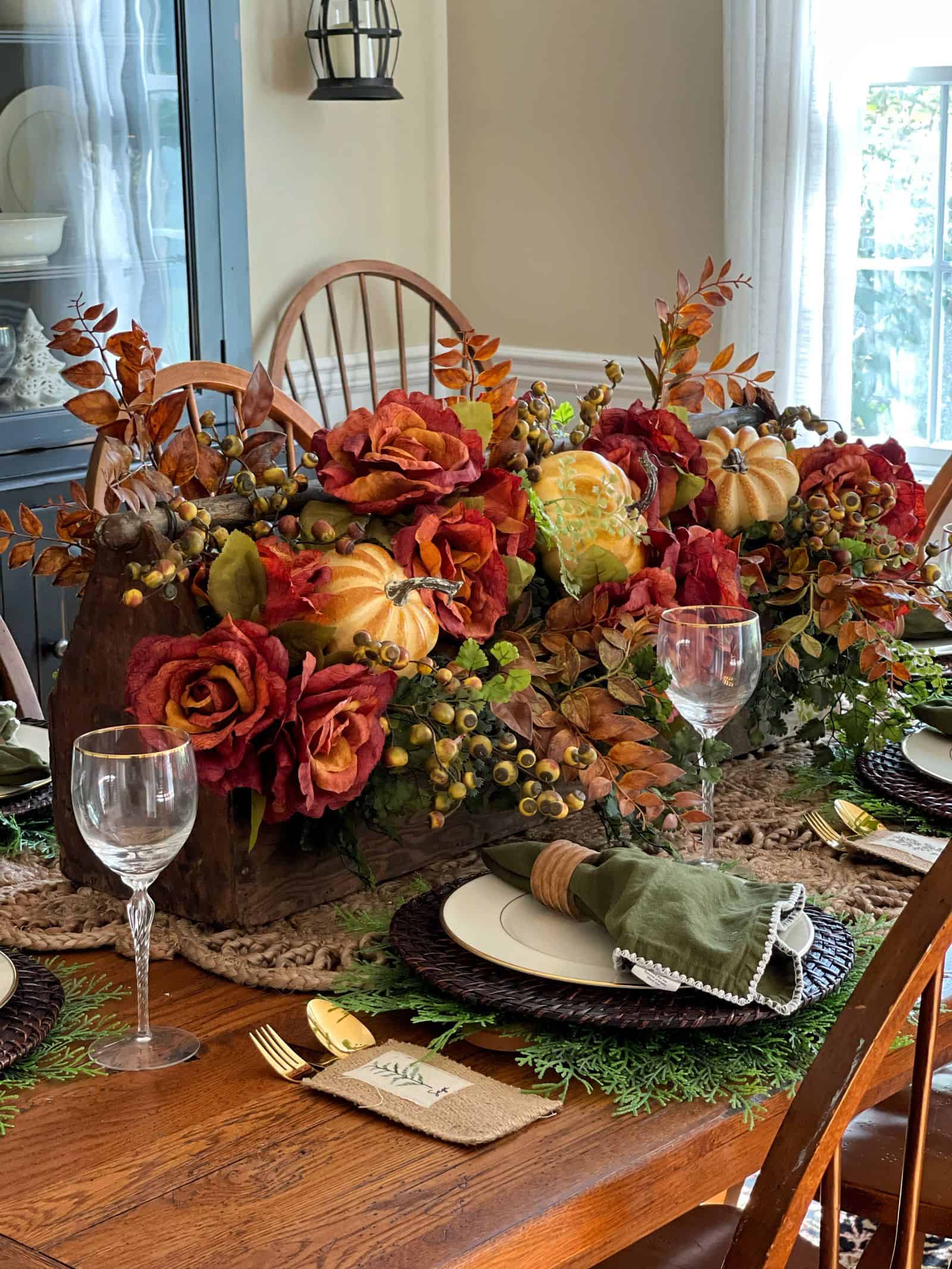 19 Centerpiece Ideas For A Farmhouse Thanksgiving Table Setting