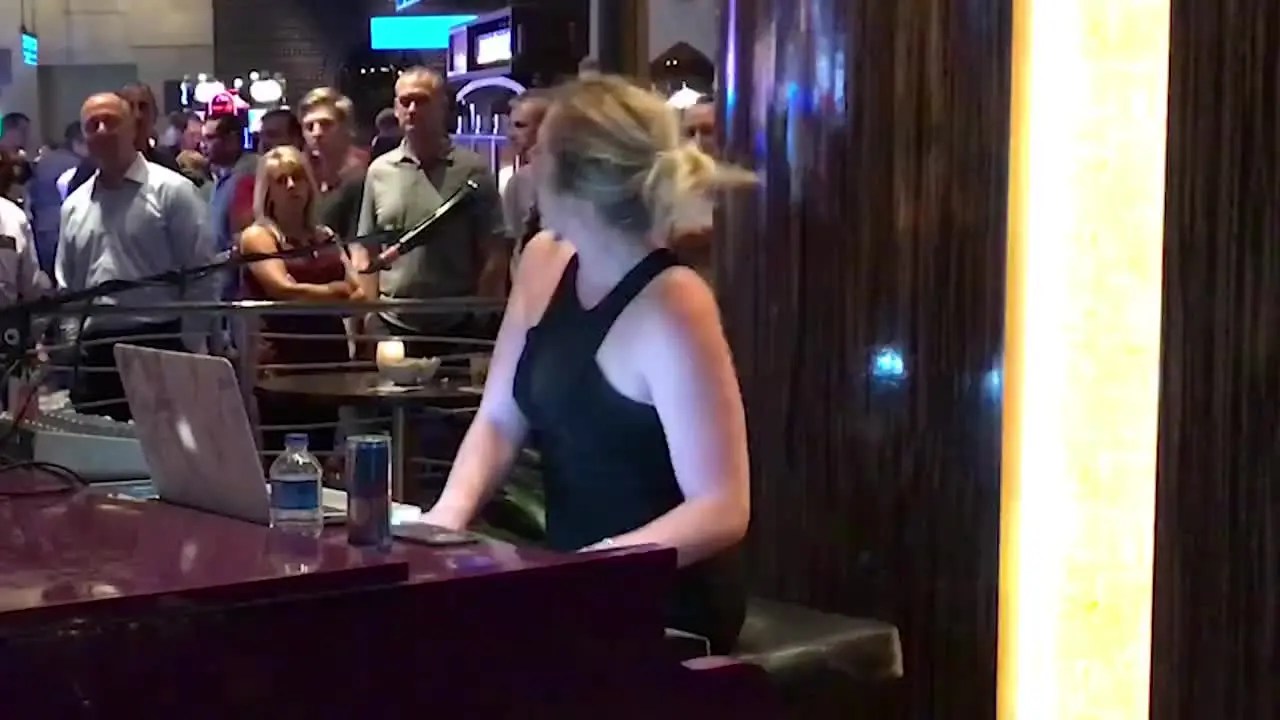 Lyndsey Jones LIVE BANDS AND ENTERTAINERS BEYER ENTERTAINMENT