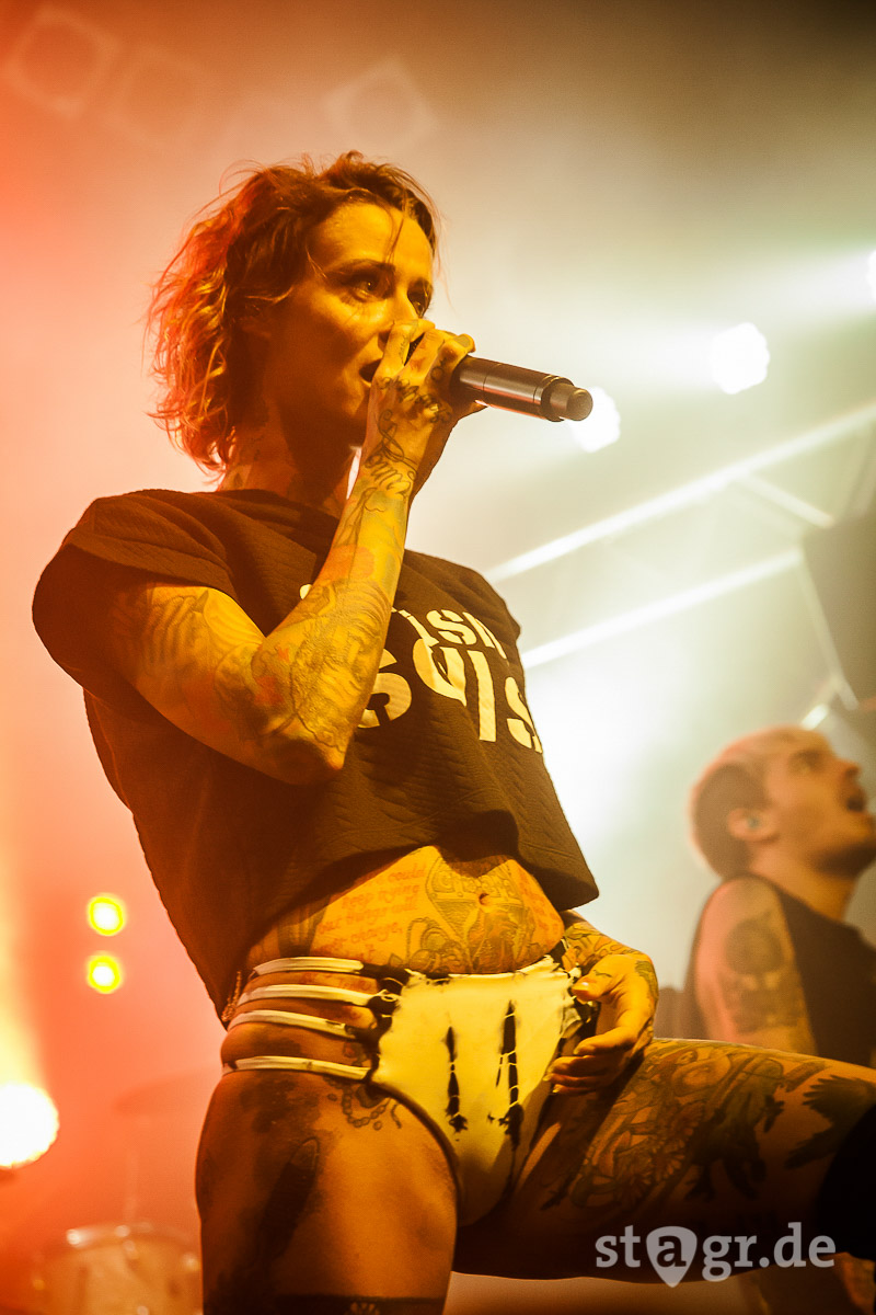 Jennifer Rostock fegen auf durch Hamburgs Knust stagr